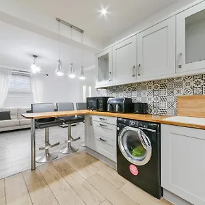 Bromley Serviced - Beckenham Place Park - - 2 Bed House - Free Parking - 2 Beds 1 Sofabed London